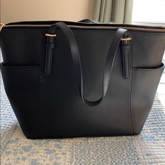 Michael Kors Jet Set tote in Medium color black - Picture 4 of 6